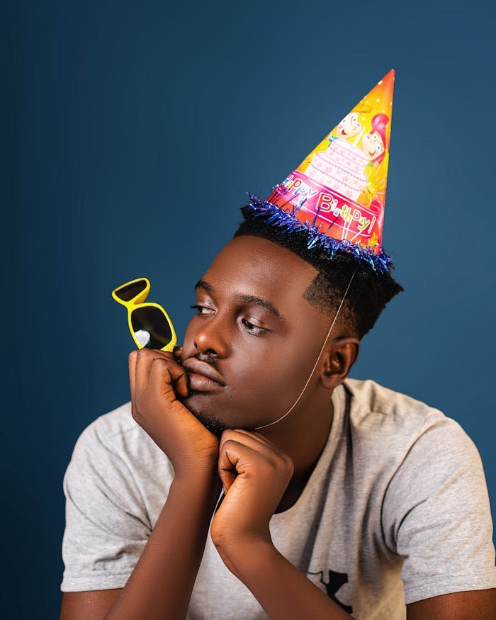 birthday-celebration-with-party-hat-and-sunglasses-32683910